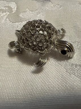 Vintage Silver Tone Filigree Sea Turtle Brooch Pin with Black Gem Eyes